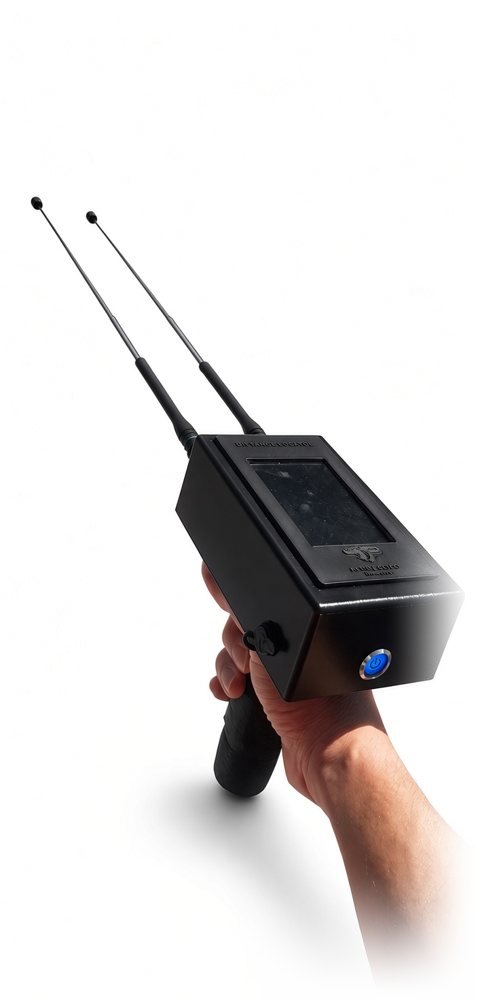 Ο ανιχνευτής Distance Locator κρατημένος με το ένα χέρι